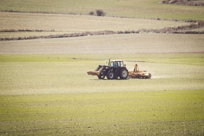 Salto en paracaidas de más de un centenar de soldados