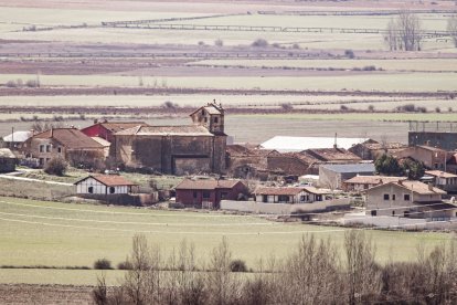 Salto en paracaidas de más de un centenar de soldados