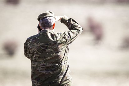 Salto en paracaidas de más de un centenar de soldados