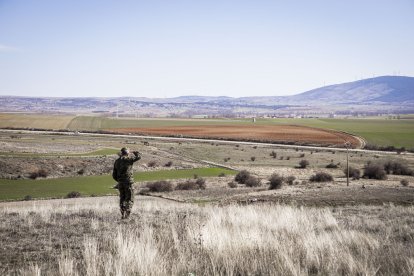 Salto en paracaidas de más de un centenar de soldados