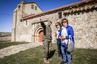 Salto en paracaidas de más de un centenar de soldados