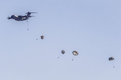Salto en paracaidas de más de un centenar de soldados