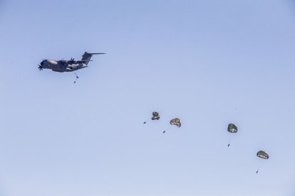Salto en paracaidas de más de un centenar de soldados