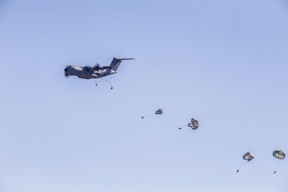 Salto en paracaidas de más de un centenar de soldados