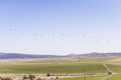 Salto en paracaidas de más de un centenar de soldados