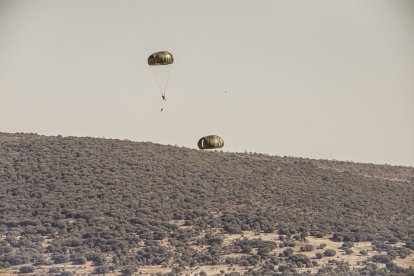 Salto en paracaidas de más de un centenar de soldados