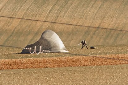 Salto en paracaidas de más de un centenar de soldados