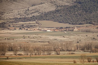 Salto en paracaidas de más de un centenar de soldados