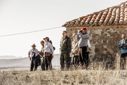Salto en paracaidas de más de un centenar de soldados