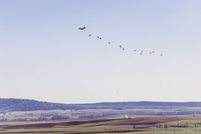 Salto en paracaidas de más de un centenar de soldados