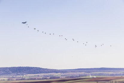 Salto en paracaidas de más de un centenar de soldados