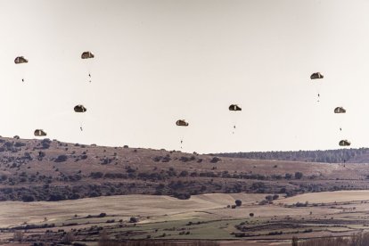 Salto en paracaidas de más de un centenar de soldados