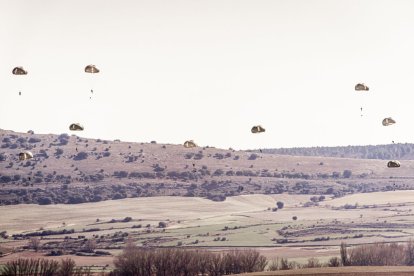 Salto en paracaidas de más de un centenar de soldados