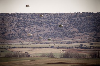 Salto en paracaidas de más de un centenar de soldados