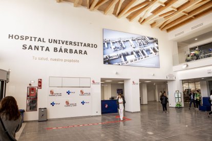 La entrada y el parking lucen con un nuevo aspecto