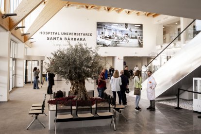 La entrada y el parking lucen con un nuevo aspecto