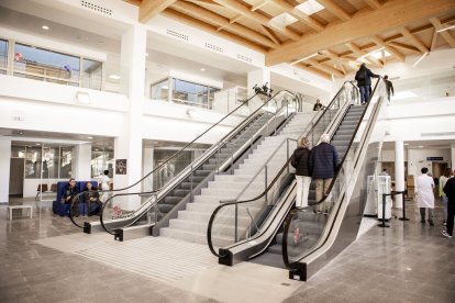 La entrada y el parking lucen con un nuevo aspecto