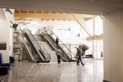 La entrada y el parking lucen con un nuevo aspecto