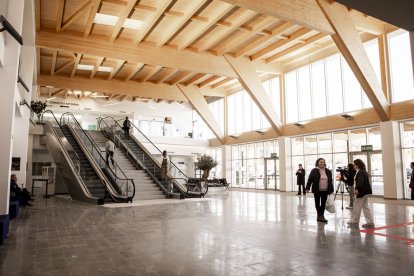 La entrada y el parking lucen con un nuevo aspecto