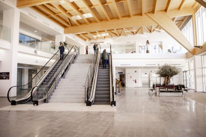 La entrada y el parking lucen con un nuevo aspecto