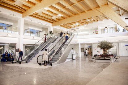 La entrada y el parking lucen con un nuevo aspecto