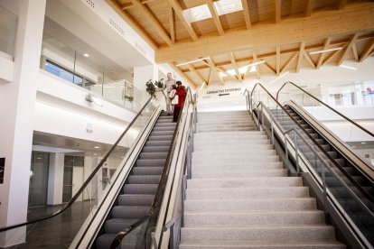 La entrada y el parking lucen con un nuevo aspecto