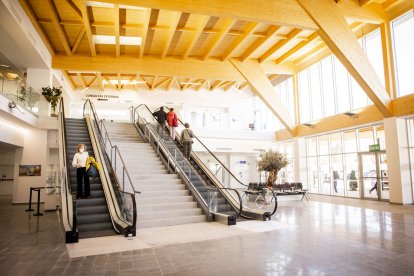 La entrada y el parking lucen con un nuevo aspecto