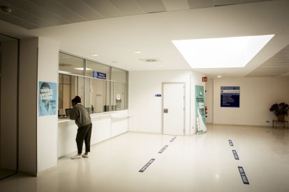 La entrada y el parking lucen con un nuevo aspecto