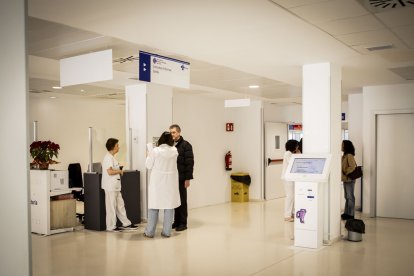 La entrada y el parking lucen con un nuevo aspecto