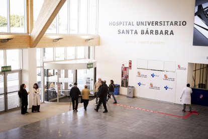 La entrada y el parking lucen con un nuevo aspecto