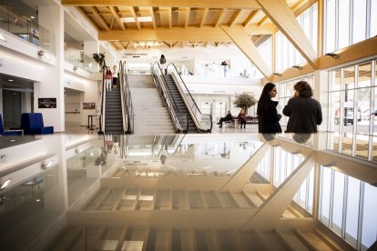 La entrada y el parking lucen con un nuevo aspecto