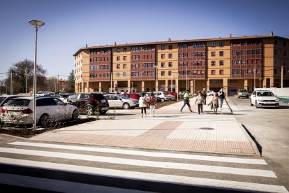 La entrada y el parking lucen con un nuevo aspecto