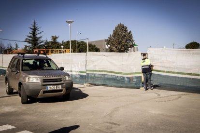 La entrada y el parking lucen con un nuevo aspecto