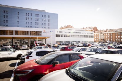 La entrada y el parking lucen con un nuevo aspecto