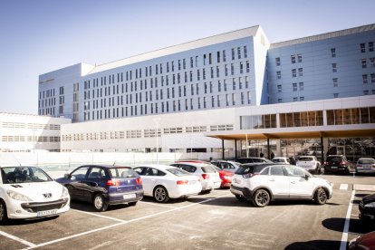 La entrada y el parking lucen con un nuevo aspecto