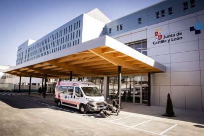 La entrada y el parking lucen con un nuevo aspecto