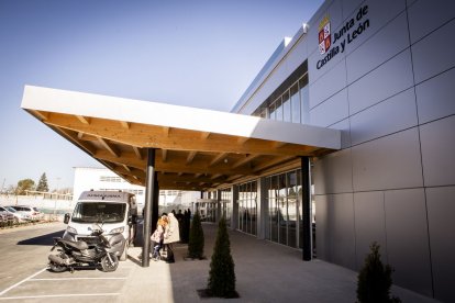 La entrada y el parking lucen con un nuevo aspecto