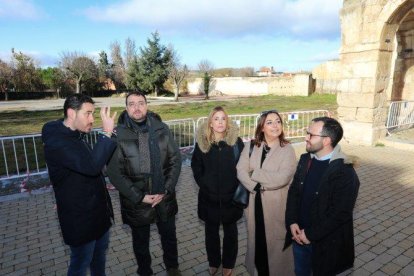 Adrián Barbón; y Miriam Andrés, secretaria general del PSOE Palencia; junto a Miguel Ángel Blanco, candidato a las Cortes, protagonizan un acto de campaña en Dueñas (Palencia).