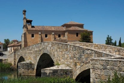 El puente conecta con el perfil monumental de El Burgo de Osma, dominado por su catedral.