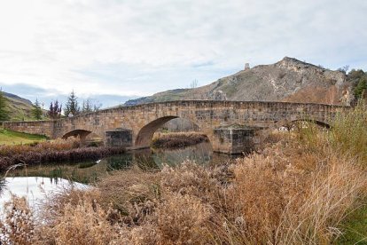 La estructura de tres vanos del puente medieval se integra en el paisaje soriano.