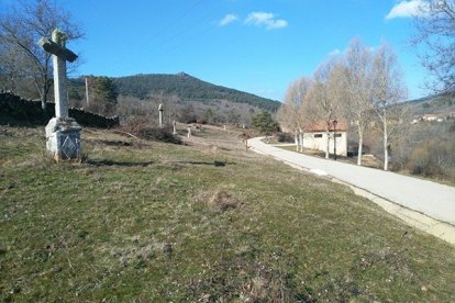 Las cruces neoclásicas del Camino del Santo Cristo marcan el Vía Crucis viviente que cada Semana Santa une Salduero con su ermita junto al Duero.