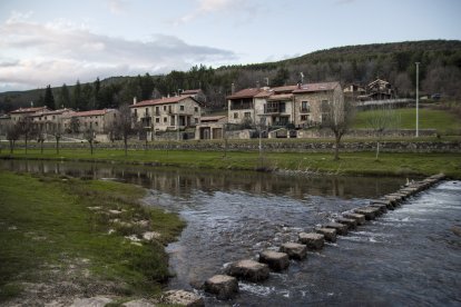 Las tradicionales casonas pinariegas de Salduero miran al Duero, donde una pasarela de piedra permite cruzar el río en épocas de menor caudal.