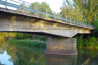 Vista lateral del puente de Almarail, construido en 1955 sobre el río Duero y considerado una obra pionera del hormigón pretensado en España.