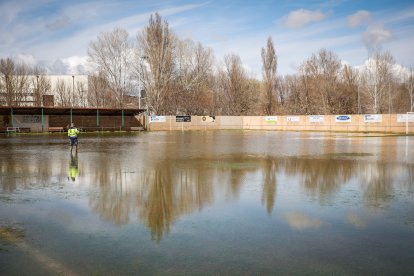 Situación actual del campo de fútbol de la localidad agredeña tras el temporal.
