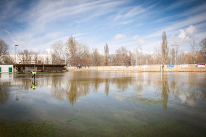 Situación actual del campo de fútbol de la localidad agredeña tras el temporal.