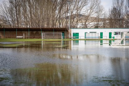 Situación actual del campo de fútbol de la localidad agredeña tras el temporal.