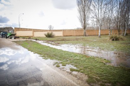 Situación actual del campo de fútbol de la localidad agredeña tras el temporal.