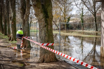 Situación actual del campo de fútbol de la localidad agredeña tras el temporal.