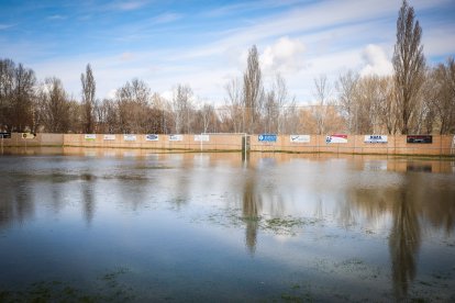 Situación actual del campo de fútbol de la localidad agredeña tras el temporal.
