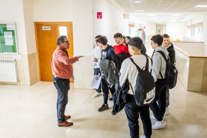 Los jóvenes conocen las instalaciones de su próxima carrera